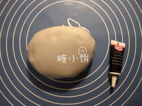 取一块翻糖用黑色食用色素染成浅灰色。
对了我尝了尝翻糖的味道，其实完全不会齁甜，很好入口。