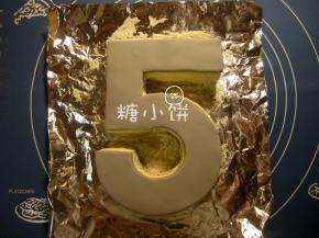 切好的翻糖盖到抹好面的蛋糕底上面
翻糖贴蛋糕的时候因为抹了糖霜所以有粘合效果，所以直接贴上去就行