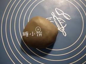 切下来的边角料再加一块新的白色翻糖，再加色素染成深灰色。
因为我的色素上色效果不好，总之把剩余色素用完也没染黑，于是就成深灰色了。
不过最后跟白色放在一起对比着看到还有那么些黑色的感觉。