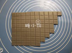 染好的深灰色翻糖擀开，切成小方块。
方块是用来贴边的，大小根据你具体蛋糕的厚度来算。