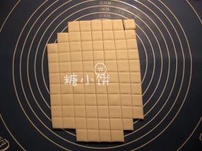 同理白色翻糖也是切成方块形