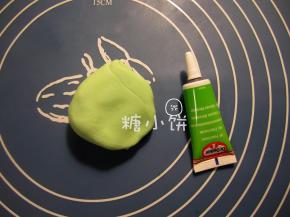 染一块浅绿色翻糖