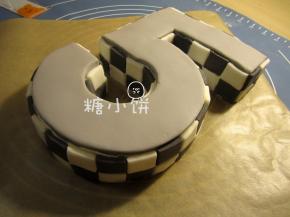 如图示，黑白交错着贴成马赛克状