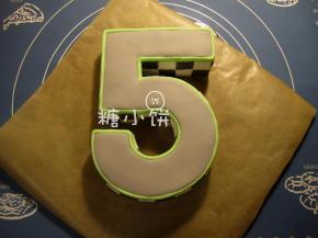 搓成细条，在表面围一圈
这样一是为了配色好看，二是为了填补表面和侧边的接缝