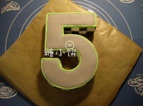搓成细条，在表面围一圈
这样一是为了配色好看，二是为了填补表面和侧边的接缝