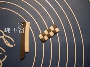 还是用白色和深灰色的翻糖拼马赛克，做出终点线的样子
为了方便，我是如图示裁成条形拼接之后再裁出方块拼接