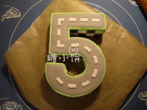 用白色翻糖切成小长方形，在表面贴出跑道的样子。
翻糖贴翻糖的时候如果觉得黏性不好的话可以在接触的地方抹一点点清水