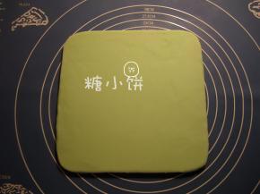 用绿色翻糖擀开做个底托，我用的就是当时烤蛋糕底的那个20cm方模的活底