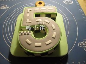 把基本成型的蛋糕放到基底上摆好