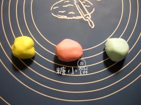 取三小块翻糖分别染成红黄蓝色