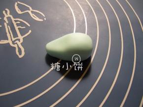 以蓝色为例，取一部分捏成水滴形，尖端处稍稍按扁作为车头