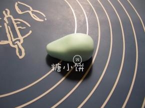 以蓝色为例，取一部分捏成水滴形，尖端处稍稍按扁作为车头