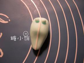 中间点缀一条白色翻糖，末尾处粘两团蓝色翻糖作为支架