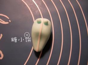 中间点缀一条白色翻糖，末尾处粘两团蓝色翻糖作为支架