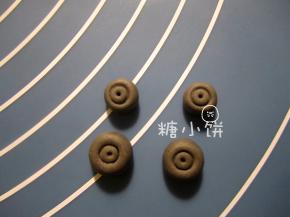 黑色翻糖做成2大2小的轮胎。用吸管和牙签压出简单的形状