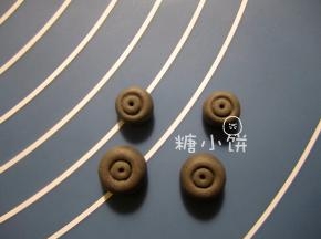 黑色翻糖做成2大2小的轮胎。用吸管和牙签压出简单的形状