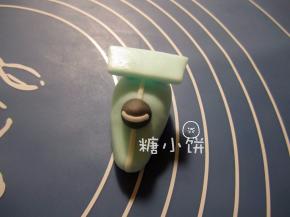 支架上再架一片裁成梯形的翻糖作为尾翼，中间点缀一块黑色翻糖作为驾驶舱