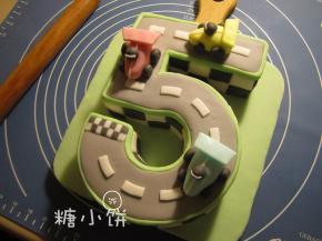 依次做好三辆，摆在路面上