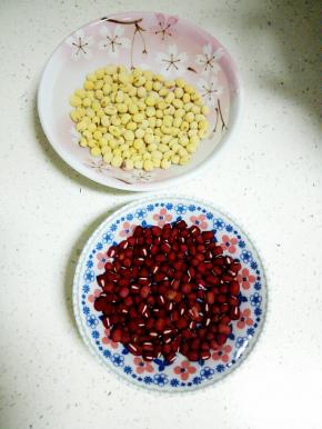 黄豆和红豆提前一晚洗净泡发
