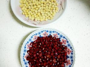 黄豆和红豆提前一晚洗净泡发