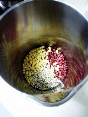 将泡发的黄豆，红豆和薏仁全部洗净，放入豆浆机内