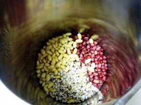将泡发的黄豆，红豆和薏仁全部洗净，放入豆浆机内