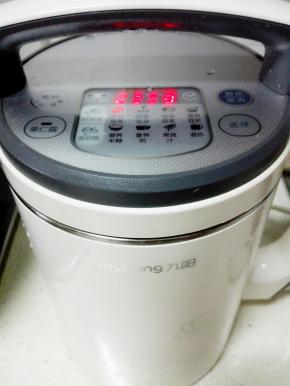 加入清水，选择五谷豆浆键