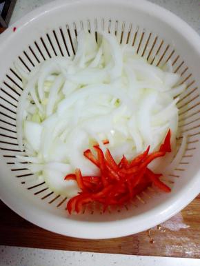 洋葱切丝，洗净，红彩椒洗净切丝