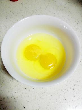 鸡蛋磕在碗内，加少许盐打散