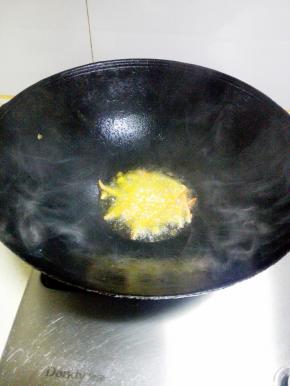 锅内放油，大火烧热