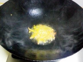 锅内放油，大火烧热