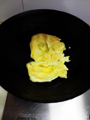 用锅铲边翻炒，边铲碎，装碗备用