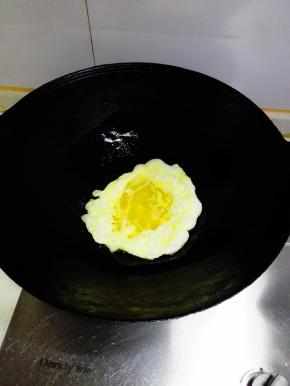 锅内放油，大火烧热，倒入蛋液，待底部成形，翻面，继续煎