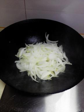 放入洋葱丝和红彩椒丝，翻炒