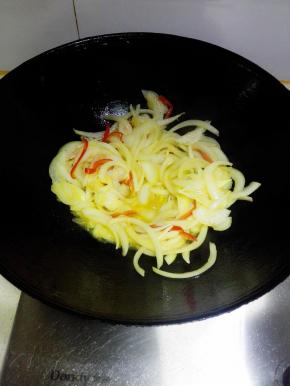 翻炒至8分熟，加入1.5茶匙盐翻炒