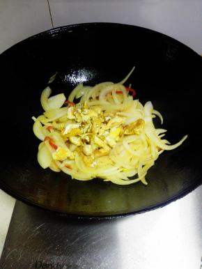 加入之前炒好的鸡蛋