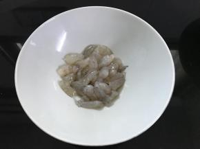 鲜虾买回来去壳，虾肉用料酒和盐稍腌制一下。