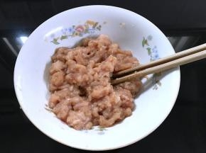 鲜肉洗净后剁碎加适量料酒、盐、生抽拌匀后待用。