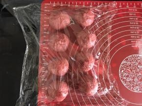 揉圆，盖上保鲜膜。