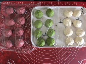 三色面团平均分成8份，盖上保鲜膜醒发20分钟左右