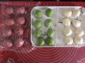 三色面团平均分成8份，盖上保鲜膜醒发20分钟左右