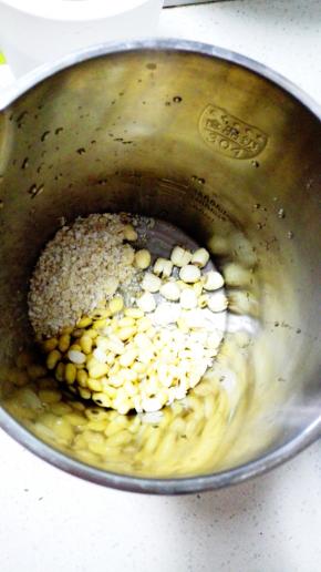 第二天将泡发的黄豆洗净放入豆浆机，再放入洗净的莲子，放入燕麦片，加水