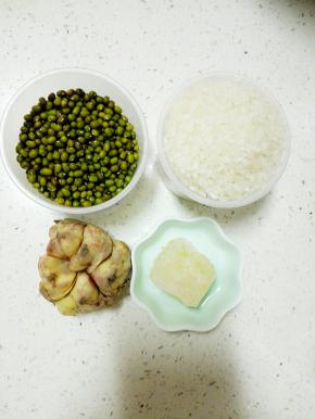 准备材料，百合掰开，洗净