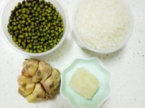 准备材料，百合掰开，洗净