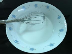 取100克肠粉预拌粉，加入220克清水搅拌成无干粉的米浆。