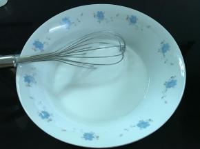 取100克肠粉预拌粉，加入220克清水搅拌成无干粉的米浆。