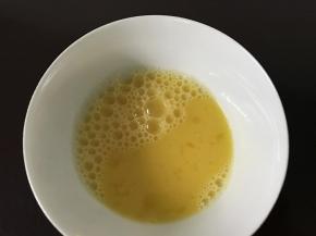 鸡蛋打散待用。