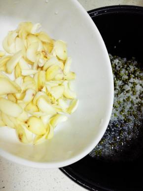 大米和绿豆洗净，放入电饭煲中