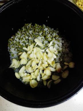 加入洗净的百合