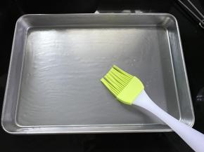 蒸盘均匀地刷上油。